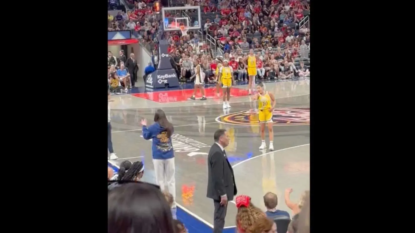Kelsey Plum Tampaknya Mencoba Membuat Caitlin Clark Mendapat Technical Foul Saat Fever-Sparks